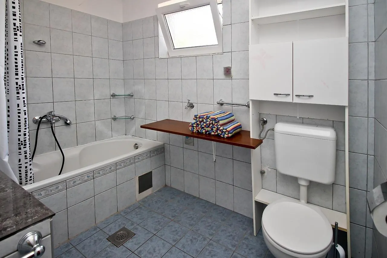 Apartment Ana G Šilo 0*,