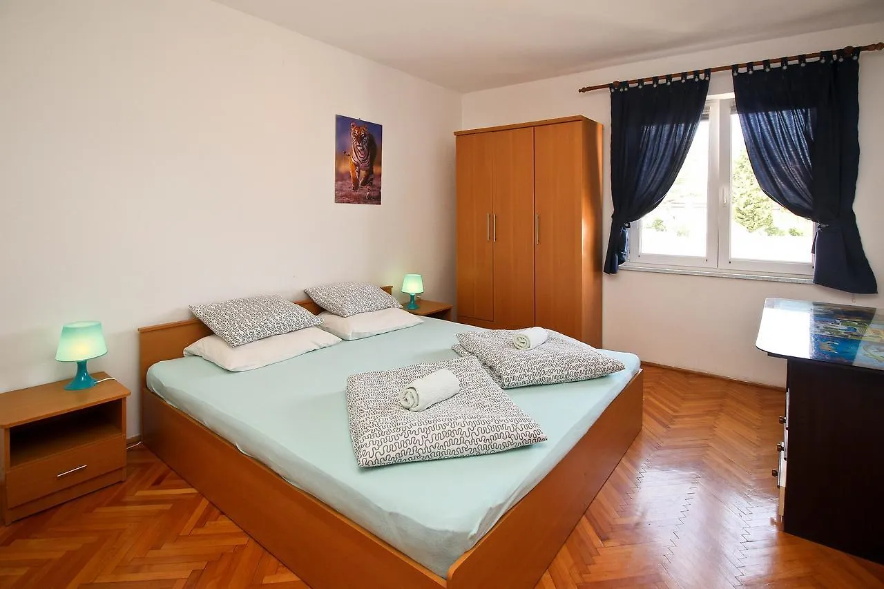 Apartment Ana G Šilo 0*,